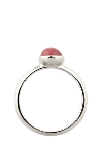 Silberring mit einem polierten, runden roten Stein, der in eine glatte Fassung eingesetzt ist. Der Ring ist kreisförmig und hat eine reflektierende Oberfläche.