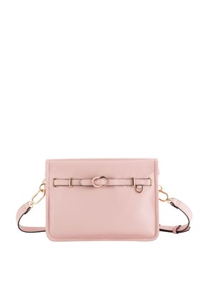 Sac banane en cuir rose avec une bandoulière réglable, des accessoires en or et un détail de sangle horizontal sur le devant. Texture lisse.