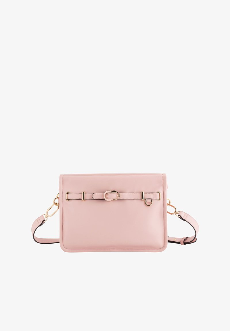 Růžová kožená crossbody taška s nastavitelným popruhem, zlatými detaily a horizontálním páskem přes přední část. Hladký povrch.