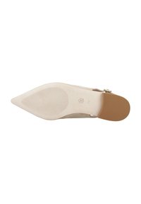Zapato beige de punta con una suave textura de ante, que cuenta con una suela de goma marrón y un acento de hebilla dorada en el costado.