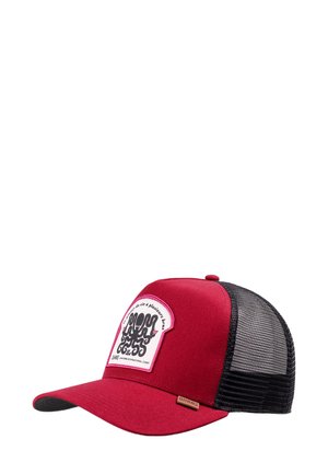 Casquette trucker rouge et noire avec un dos en maille noire et un patch avant présentant un texte abstrait avec de petits détails blancs et roses.