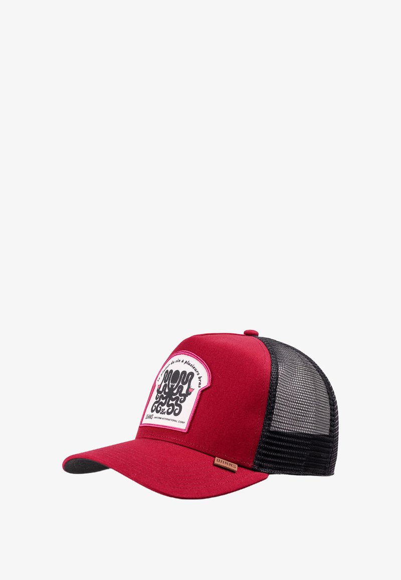 Casquette trucker rouge et noire avec un dos en maille noire et un patch avant présentant un texte abstrait avec de petits détails blancs et roses.