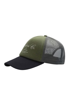 Gorra verde oliva con visera negra, hecha de tela y malla. Presenta texto bordado y tiene una forma redondeada con cierre tipo snapback.