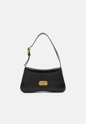 Bolso de hombro de cuero negro con una correa fina y hebilla dorada, presenta una placa rectangular de metal dorado con el logo en el frente.