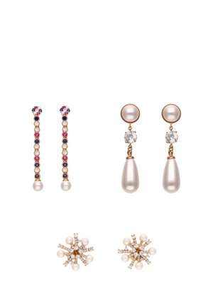 Drie paar oorbellen met parels in goudkleur: een lange druppel met blauwe en roze stenen, een ronde parel met een druppelvorm, en een stervormige knop met parels en kristallen.