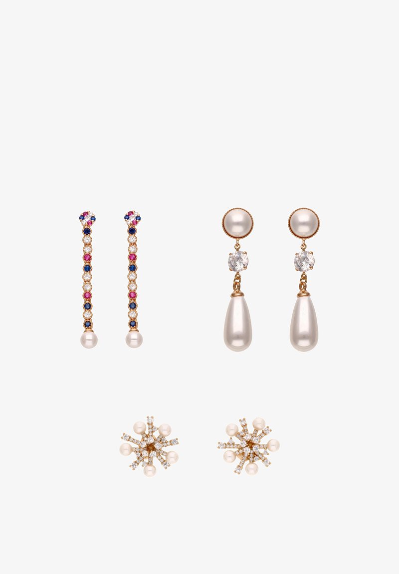 Trei perechi de cercei cu perle aurii: cercei lungi picătură cu pietre albastre și roz, cercei rotunzi cu perlă și lacrimă, și cercei tip șurubel cu perle și cristale.
