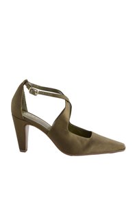 Oliiviroheline satiinist kõrge kontsaga king, millel on terav varvas, pahkluu rihm ja tekstuuriga viimistlus. Omab keskmise kõrgusega plokkkontsa.