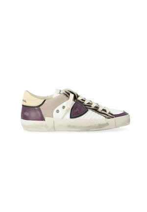 Sneaker low-top con pannelli bianchi, beige e viola, lacci avorio, linguetta con stampa animale e suola in gomma usurata.