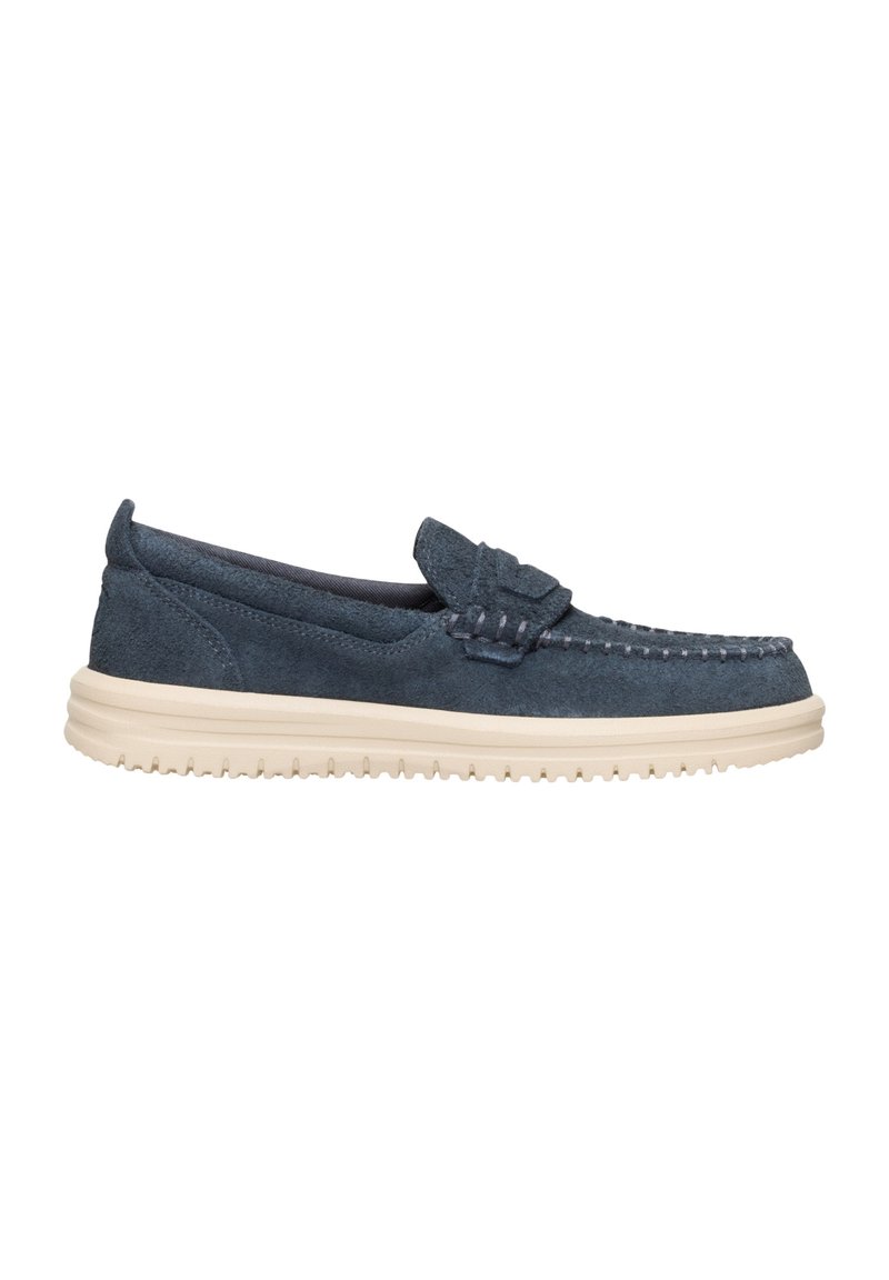 Scarpe slip-on in suede blu navy con superficie texturizzata, cuciture decorative e una suola in gomma crema a contrasto. Design leggero e casual.