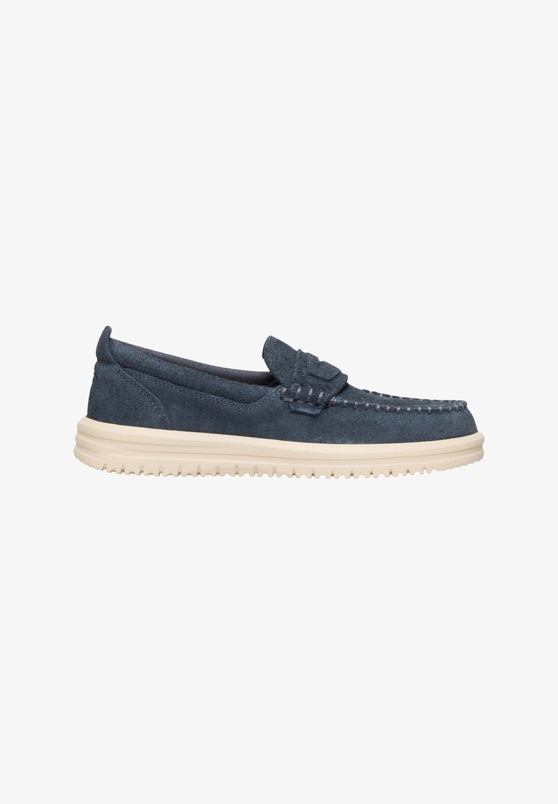 Scarpe slip-on in suede blu navy con superficie texturizzata, cuciture decorative e una suola in gomma crema a contrasto. Design leggero e casual.