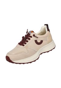 Zapatillas beige con acentos color burdeos, paneles texturizados y cordones. Diseñadas con una suela gruesa y sutiles detalles de costura.