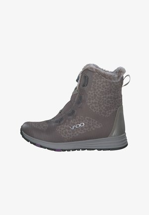 Grau isolierter Winterstiefel mit gemustertem Stoff, Kunstfellfutter, Zuglasche an der Ferse und VANDO-Logo an der Seite.