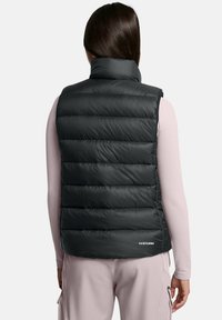 Gilet imbottito nero, colletto alto, design trapuntato, texture lucida, logo in basso a destra, con una vestibilità sartoriale e senza maniche.