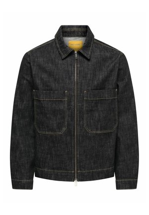 Dunkle Jeansjacke mit Reißverschluss, Stehkragen und zwei aufgesetzten Fronttaschen. Kontrastnähte setzen Akzente.