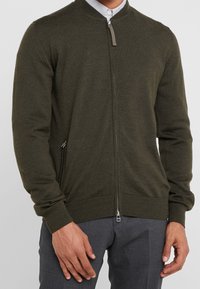 Olivgrüner, zip-up Cardigan aus Strickstoff, mit rundem Ausschnitt, gerippten Bündchen und Saum sowie einem Seitenreißverschluss.