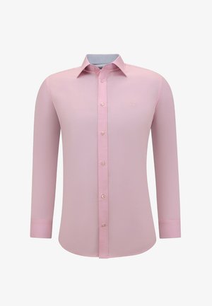 Lichtroze overhemd met lange mouwen en een button-down kraag, met een gladde textuur, zeven knopen en een subtiele logo op de borst.