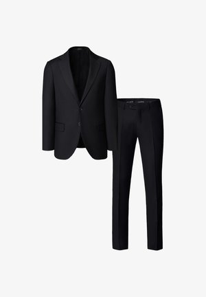 Czarny garnitur składający się z dopasowanej marynarki i wąskich spodni, wykonanych z gładkiej tkaniny o matowym wykończeniu. Marynarka z zapięciem na dwa guziki.
