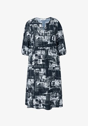 Czarna i biała sukienka w drukowane wzory, z dekoltem w kształcie litery V, rękawami trzyczwartowymi i wiązaniem w talii. Charakteryzuje się kolażem tekstu i graficznych wzorów.