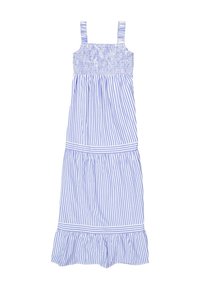 Blau-weiß gestreiftes Sommerkleid mit dünnen Trägern, gerafftem Oberteil, gestuftem Rock und rüschigem Saum sowie einem horizontalen Band in der Taille.