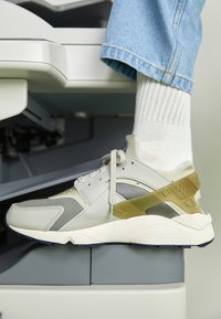 NIKE AIR HUARACHE - Matalavartiset tennarit - light iron ore/obsidian/flat pewter/photon dust/phantom