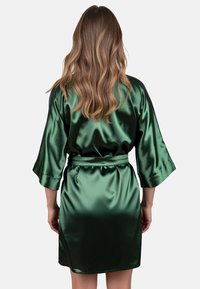 Satin-grüner Morgenmantel mit glatter Textur, ausgestattet mit einem taillierten Gürtel, weiten Ärmeln und einem knielangen Design.