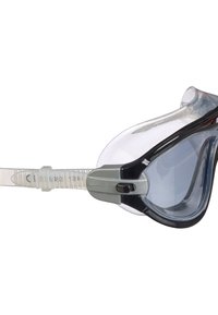 Zwarte en transparante zwembril met een gebogen lens, verstelbare band en grijze accenten aan de zijkanten voor een veilige pasvorm.