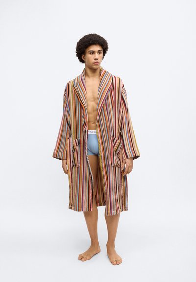 Ριγέ μπουρνούζι με πολύχρωμες κάθετες γραμμές, δύο μπροστινές τσέπες και φαρδιά πέτο, κατασκευασμένο από μαλακό ύφασμα, μήκος μέχρι το γόνατο με χαλαρή εφαρμογή.