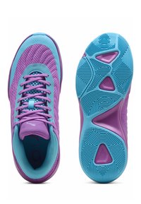 Μωβ και μπλε αθλητικό παπούτσι με διχτυωτό άνω μέρος, κορδόνια και υφασμένο λαστιχένιο πέλμα, εμφανιζόμενο από πάνω και κάτω οπτικές γωνίες.