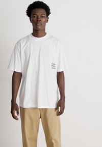 Calvin Klein Jeans EXCLUSIVE BOLD CALVIN GRAPHIC TEE - T-shirts print - bright white