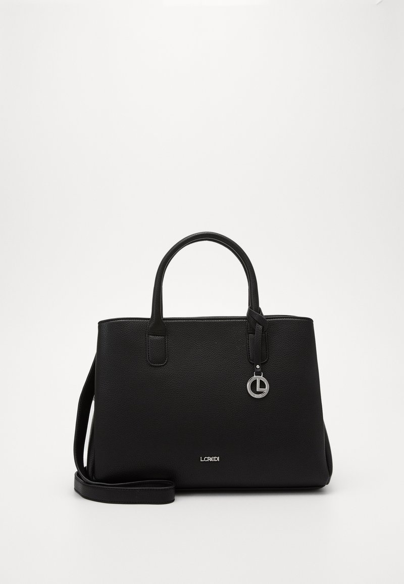 Sort tekstureret læderhandbag med to håndtag, aftagelig skulderrem og lille rund sølvlogo charm hængende nær det ene håndtag.