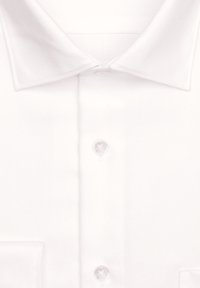 Chemise blanche à col avec deux boutons visibles boutonnés et une poche sur le bas gauche.