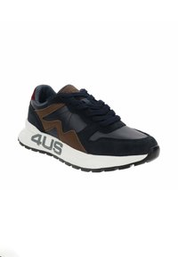 Sneaker blu navy con dettagli in suede e pelle marrone, suola intermedia bianca spessa, suola esterna in gomma nera e logo grigio "4US" sul lato.