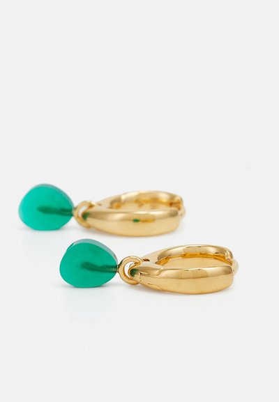 Cercei cu cercuri din aur, având un finisaj neted, cu un accent în formă de lacrimă teal, într-un design cu fațetare, evidențiind culoarea vibrantă și forma elegantă.