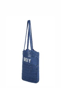 Blauwe gehaakte tote bag met twee hengsels, voorzien van een netachtige ontwerpe en het woord "ROXY" in het wit aan de voorkant.