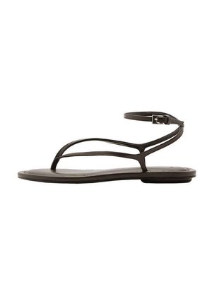Sandale plate noire avec fines lanières, fermeture à boucle à la cheville, et un design minimaliste vue de profil sur un fond blanc.