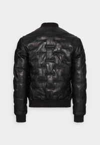 Chaqueta bomber de cuero negro con patrones rectangulares horizontales acolchados, puños, cuello y cinturilla acanalados, vista desde atrás.
