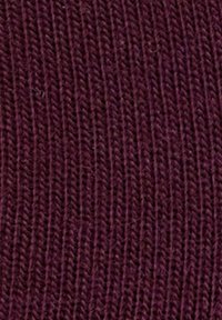 Nahaufnahme von dunkelrotem Strickstoff mit sichtbarer vertikaler Rippenstruktur und gleichmäßigem Stichmuster.