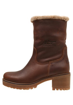 Braune Leder-Stiefelette mit einem Kunstfell-Oberteil, runder Zehenform und Blockabsatz. Verfügt über ein geprägtes Logo und eine strukturierte Gummisohle für besseren Halt.