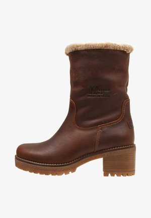 Braune Leder-Stiefelette mit einem Kunstfell-Oberteil, runder Zehenform und Blockabsatz. Verfügt über ein geprägtes Logo und eine strukturierte Gummisohle für besseren Halt.