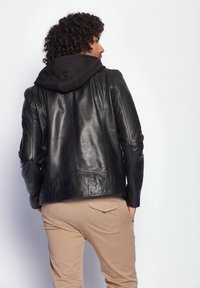 Maze Veste en similicuir - black