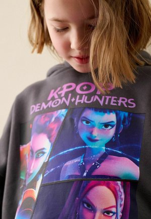 Next, REGULAR FIT - KPOP DEMON HUNTERS HOODIE - Kapuzenpullover - charcoal grey