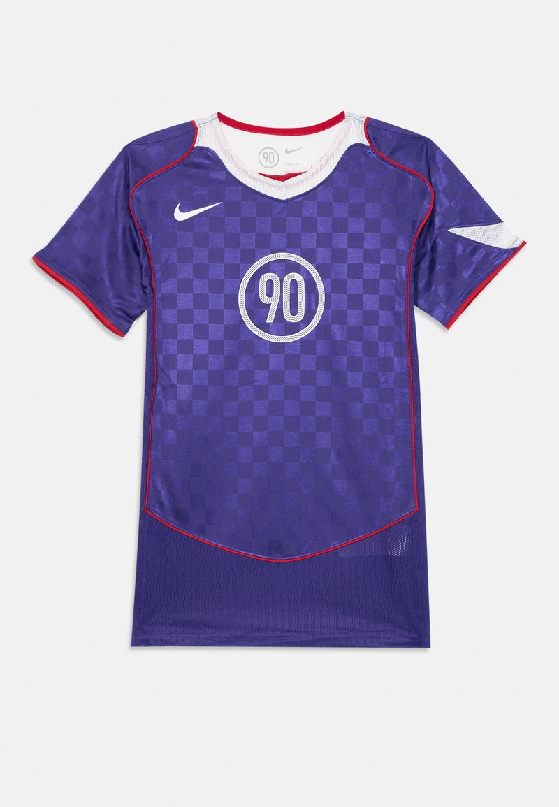 Purpursarkanas šaha galdiņa futbola krekls ar sarkaniem akcentiem un baltu Nike logo. Centrā ir apļa "90" emblēma un acs struktūra.