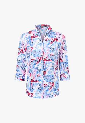 Chemise florale à manches trois-quarts, avec un fond blanc et des motifs floraux bleus, roses et rouges. Design à boutons sur le devant.