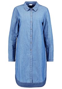 Abito camicia in denim con colletto a rotondo, maniche lunghe, chiusura frontale con bottoni e orlo curvato. Presenta un colore azzurro chiaro e una texture morbida.