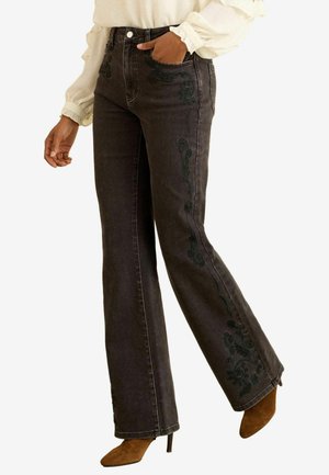 Jeans flare in denim nero con ricamo floreale verde scuro lungo i lati, vita alta con design classico a cinque tasche.