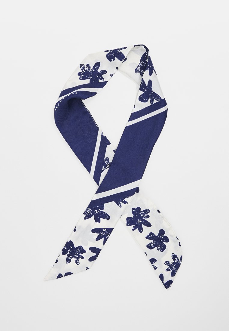 Foulard in seta blu navy e bianco con un motivo floreale, sezioni blu navy a tinta unita e strisce diagonali. Forma rettangolare con una texture liscia.