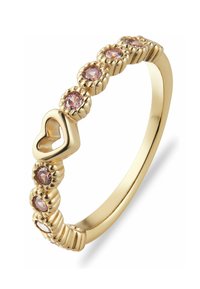 Guldring med rosa stenar i räfflade inställningar, blandat med ett hjärtformat detalj. Slät band med polerad yta.