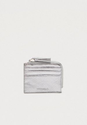 Kovově stříbrná texturovaná kožená peněženka na karty se třemi sloty na karty a zipovou kapsou s třásňovým táhlem.