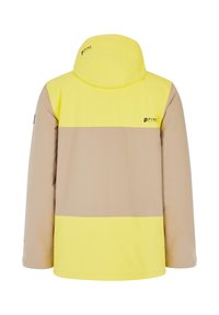 Waterdichte jas in geel en bruin, met een capuchon, een kleurblokontwerp en een logo op de bovenrug. Glad textuur en lichtgewicht materiaal.