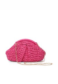 Borsa a tracolla rosa intrecciata con forma arrotondata, caratterizzata da una finitura testurizzata e una tracolla in oro. Il design include un manico curvo.
